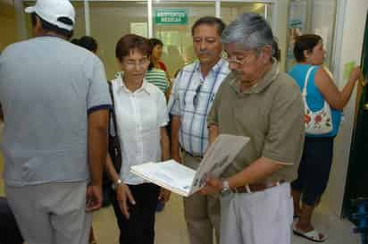 Protesta. Integrantes de la Cámara de Comercio exigen buen servicio del Instituto Mexicano del Seguro Social (IMSS), en la clínica ubicada en Matamoros.  EL SIGLO DE TORREÓN / ÉRICK SOTOMOAYOR