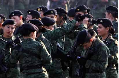 Se unen a la lucha. Las mujeres que cursen la carrera de Infantería, realizarán las actividades de apoyo contra el narcotráfico.  AGENCIA REFORMA