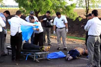 Los cuerpos de cuatro personas, entre ellos una mujer fueron hallados la mañana de este lunes a un costado de la escuela Conalep ubicada sobre la carretera Navolato-El Castillo.