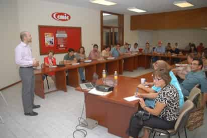 Taller. La Dirección de Pymes ofreció ayer un curso sobre los 10 errores más comunes de las Pymes a los empresarios laguneros.  EL SIGLO DE TORREÓN / FERNANDO COMPEÁN