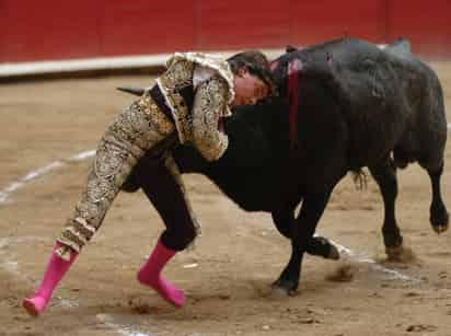 Momento justo en que el novillo embiste a Michelito.