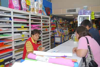 Clases. Los maestros de colegios tratan de que el regreso a clases sea lo menos costoso para los papás. 