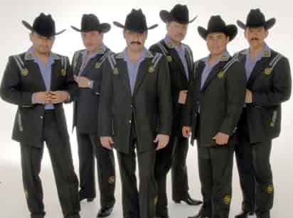 En pleno concierto el cantante Mario Quintero, líder de Los Tucanes de Tijuana, interrumpió su número musical para lanzar un par de peculiares saludos a dos de los criminales más sanguinarios relacionados con el narcotráfico en México: El Teo y El Muletas.