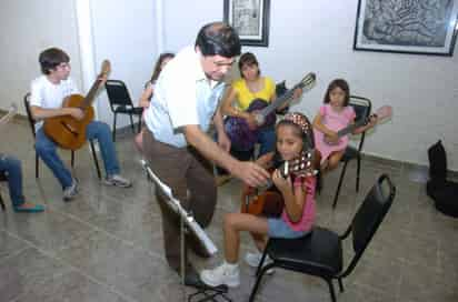 Los talleres. Además de jazz, folclor, literatura, teatro, guitarra y canto, la UA de C realiza varios programas culturales permanentes.