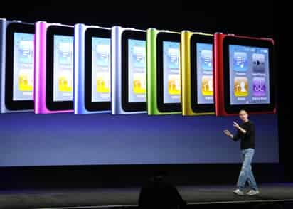 Steve Jobs presenta un iPod Touch más fino y parecido al iPhone 4, un iPod Nano más pequeño y con pantalla táctil y un diminuto iPod Shuffle. (AP)