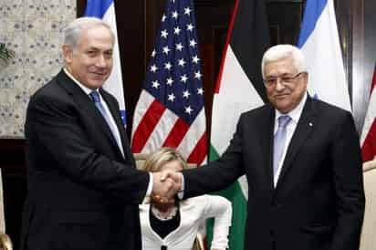 Acuerdos. El primer ministro israelí, Benjamín Netanyahu (izq), estrecha la mano al presidente de la Autoridad Nacional Palestina (ANP), Mahmoud Abbas (dcha), en presencia de la secretaria de Estado de EU, Hillary Clinton.