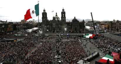 Con música norteña, de mariachi y sones veracruzanos, la agrupación teatral Cornisa 20 ameniza esta noche una magna verbena popular en el Zócalo capitalino. (AP)