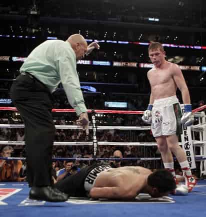 Saúl Álvarez retuvo en seis asaltos el cinturón Plata del Consejo Mundial de Boxeo (CMB) tras noquear al argentino Carlos “El Tata” Baldomir. (AP)