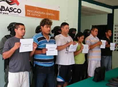 Presentan a 6 presuntos homicidas de la familia del marino Melquisedec Angulo Córdova.