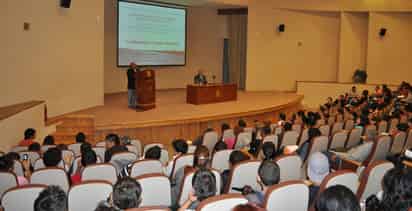 Conferencia. El científico Edmundo de Alba impartió una conferencia en Ciudad Universitaria.