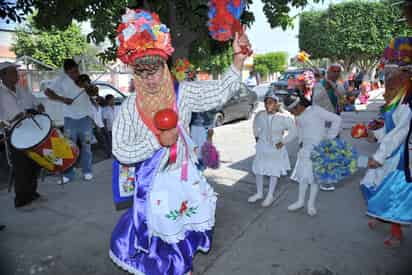 Danza de la pluma. Un grupo de danzantes baila al son del tambor frente al altar de San Judas Tadeo.