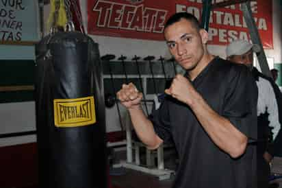 Óscar 'Apóstol' Solís no pudo en Chihuahua y cayó por decisión unánime, en welter, frente al púgil local Mario Lozano. (Fotografía de Jesús Galindo López)