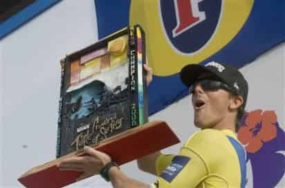 Irons tenía previsto competir contra dos surfistas australianos el sábado en Puerto Rico, pero no se presentó. (AP)