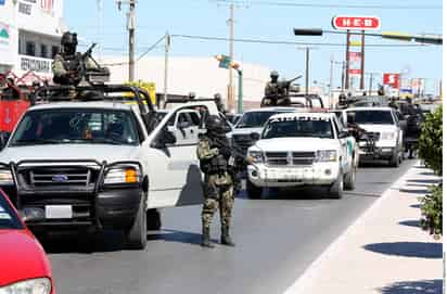 Balaceras. Soldados vigilan una calle de Matamoros tras un enfrentamiento. Ezequiel Cárdenas (cuadro) murió en una de las balaceras.