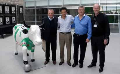 La directiva del Celtic de Escocia y el mandamás de Santos Laguna, Alejandro Irarragorri, posaron gustosos en la sala de trofeos de los Guerreros, luego de dar a conocer públicamente los acuerdos y proyectos que tienen contemplados. Santos y Celtic por el mismo camino