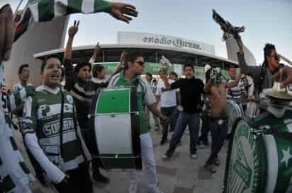 Reporteros, camarógrafos y fotógrafos de la Sultana del Norte, fueron los provocadores para los conatos de broncas, ante un centenar de efectivos policíacos, que buscaron por todos lados poner orden. (El Siglo de Torreon)