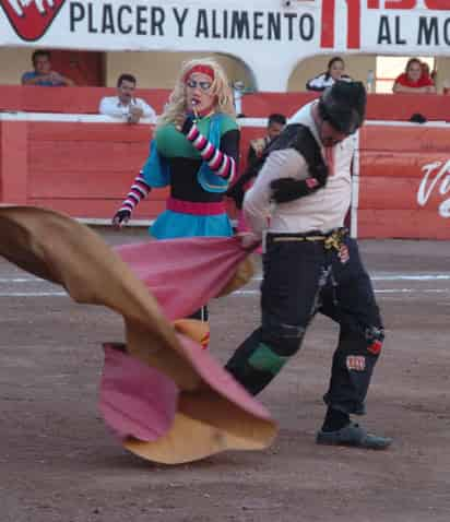 La Güera Mitotera y Cantimplas son dos de los personajes tradicionales y de gran peso en el espectáculo de los Enanitos Toreros de Torreón. Enanitos Toreros van a Lerdo