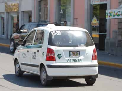 Irregulares. Taxis de Gómez Palacio circulaban en Durango.