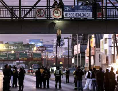 Una mujer apareció colgada en un puente y podría ser la plagiaria que se llevó un comando cuando era trasladada. (EFE)