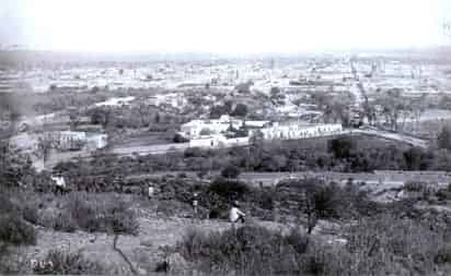 En esta espléndida vista panorámica cuya gráfica data de finales del Siglo XIX, apreciamos a la ciudad de Durango desde el Cerro de los Remedios. La calle que tenemos a mano derecha, es la 5 de Febrero, y corre a un lado del desaparecido ábside de la Iglesia del Sagrario que fue demolido, en 1916, por órdenes del gobernador Gabriel Gavira, junto con el templo de San Francisco, elHotel Ri-
chelieu y la Presidencia Municipal, estas dos últimas fincas se levantaban entre la Plaza de Armas y la Catedral; al centro aparecen el Templo de San Agustín y La Catedral. La arteria que va al pie de la fachada de las primeras casas (fábrica “La Trinidad”) es en la actualidad la avenida FannyAnitúa. Es una evocadora estampa de la paz porfiriana en la provincia mexicana. (Fotografìa original propiedad de Domingo Deras Torres).