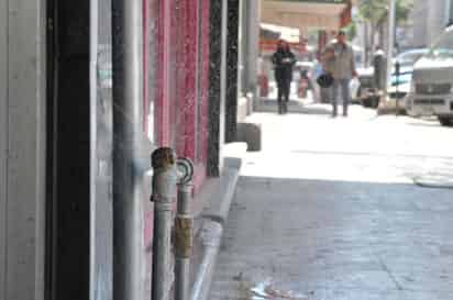 Sin agua. Cientos de viviendas se quedaron sin agua desde la madrugada de ayer debido a que se tronaron las tuberías y se congelaron los medidores por la intensa onda gélida que azota la región.