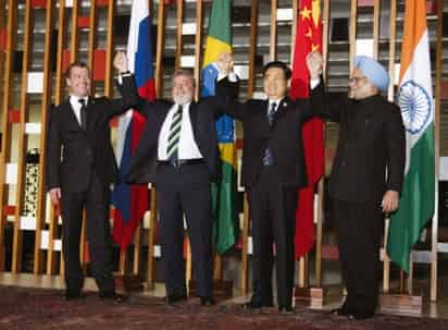 Los líderes del BRIC: los presidentes Dmitri Mevdedev, de Rusia; Luiz Inácio Lula da Silva (ex mandatario), de Brasil, y Hu Jintao, de China, junto con el primer ministro indio Manmohan Singh.