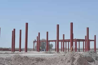 El día de la visita de Córdova Villalobos en el terreno donde se construirá el hospital había trabajadores y maquinaria pesada pero al parecer sólo fue para la fotografía porque la obra está abandonada una vez más. (Archivo)