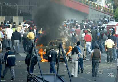 Integrantes del SME incendiaron por lo menos cuatro vehículos. (EFE) 