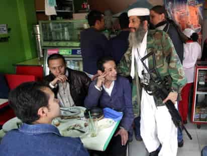Londoño Hasmet es el 'Osama' colombiano, quien, como el árabe, no suelta un silbato ni su fusil, un lustroso AK-47 de madera, además de una larga barba, una cazadora de fatiga y el infaltable turbante blanco. (EFE)
