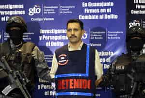 El primer oficial José Manuel Pérez García, hermano del alcalde de Uriangato, Ramón Pérez García, y tres sujetos de 'alta peligrosidad' fueron detenidos junto con seis policías por su presunta vinculación con 'La Familia Michoacana'.
