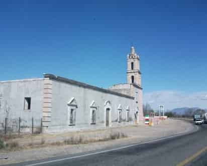 Aspecto de la hacienda “Guatimapé”, en Nuevo Ideal, Durango. Juan Nepomuceno Flores Alcalde la adquirió en 1857, fue propiedad del Segundo Conde de Súchil, quien está sepultado en la capilla. (Estado actual)