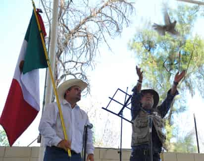 En torreÓn. El escritor Javier Sicilia dejó en libertad una paloma blanca en el bosque Venustiano Carranza.