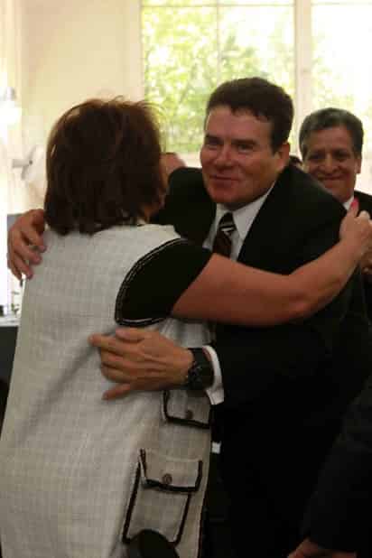 Elessgido. Díaz de la Torre, asumió la secretaría general del SNTE, en sustitución de Rafael Ochoa Guzmán. En la gráfica es felicitado por la lideresa del magisterio, Elba Esther Gordillo.