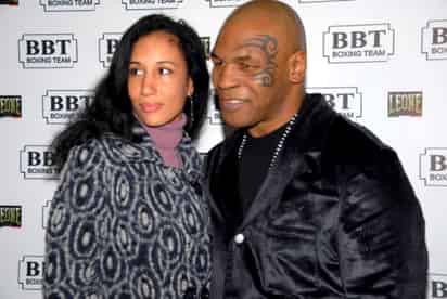 El excampeón del mundo de los pesos pesados del boxeo Mike Tyson celebró una boda sorpresa en Las Vegas para renovar sus nupcias con su tercera mujer, Lakiha Spicer.
