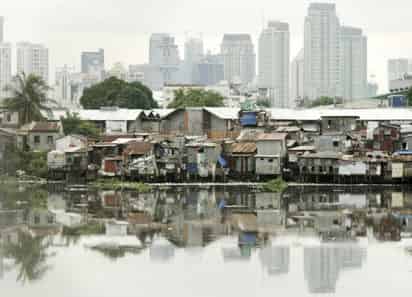 Un barrio de chabolas, con los rascacielos de Manila como telón de fondo, en Filipinas. EFE
