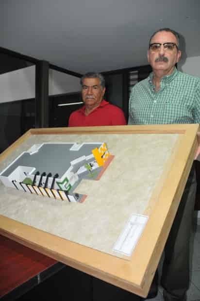 HIPÓLITO Argumedo Martínez y Gerardo Garza Díaz, integrante y coordinador, respectivamente, de Pastoral Penitenciaria Católica de Torreón A.C., muestran la maqueta de lo que será el edificio El Buen Pastor, que albergará a niños y jóvenes de 12 a 18 años de edad.