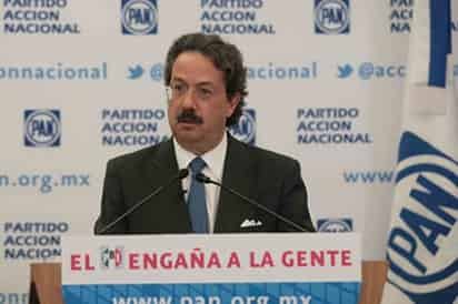 ‘Miente’. El secretario de Acción de Gobierno del PAN, Juan Molinar, lamentó que el PRI “siga condicionando las reformas más urgentes para el país, sometiéndolas a una reforma a la Ley de Coordinación Fiscal y que, al mismo tiempo, pretenda secuestrar la agenda legislativa”. Para demostrarlo, mostró los titulares de algunos diarios.