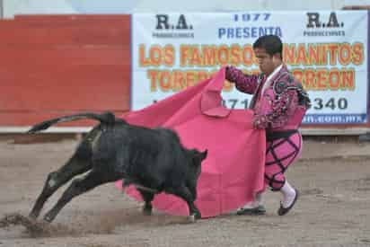 Toreo a lo grande ofrecen los Enanitos Toreros, que ayer dieron muestra de su grandeza en la plaza de toros local. Hoy vuelven a este escenario. Vuelven los Enanitos Toreros de Torreón 