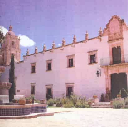 Vista de la casona y la capilla de la hacienda “San Amador del Mortero” en el municipio de Súchil, Durango. Éstas fincas condales las mandó construir en la segunda mitad del siglo XVIII, el I Conde del Valle de Súchil, quien también fuera Capitán General y Gobernador de la Nueva Vizcaya.