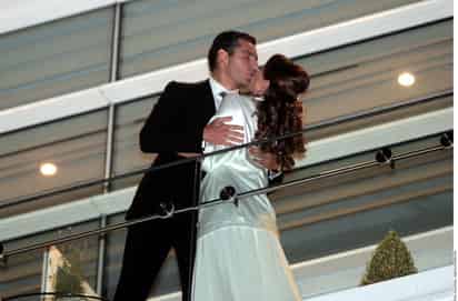Beso, beso. Los novios salieron al balcón a presumir su amor, mismo que quedará sellado ante Dios el próximo primero de octubre.