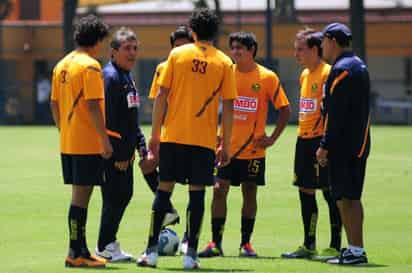 Este día el 'Maestro' dirigió el entrenamiento de los suplentes y de los jugadores jóvenes que integran el equipo.