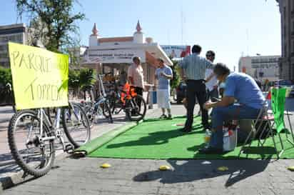 Autos. Frente a la Plaza de Armas, los ambientalistas simularon un microparque.