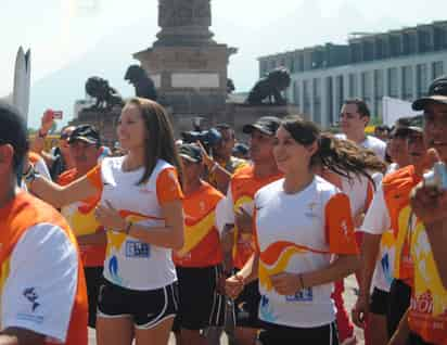 La Antorcha Panamericana realizó ayer su recorrido por calles de Monterrey rumbo a Guadalajara, sede de los Juegos Panamericanos. (Notimex)