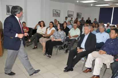 Deuda. Presentan la conferencia denominada 'Crisis y consecuencias sobre la deuda del estado de Coahuila'.