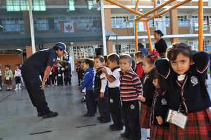 Capacitación. La Policía de Torreón acudió al colegio Valladolid para enseñar a los niños cómo actuar en caso de una situación de riesgo.