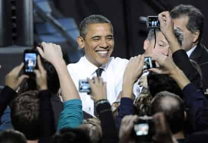 En campaña. El presidente de los Estados Unidos, Barack Obama, saluda a los asistentes tras pronunciar un discurso en el foro por el empleo de Denver.