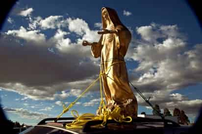 Feligreses de La Niña Blanca celebraron el Día de Muertos en el santuario localizado en el barrio de Santa María Coatepec, en este municipio. 