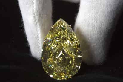 Sothebys colocó en casi 11 millones de dólares al 'Gota de Sol', un diamante en forma de lágrima, famoso por su color amarillo intenso y luminoso.