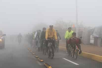 Paseo. Pese a la neblina, funcionarios recorrieron el tramo de la Ciclovía para inaugurarla.