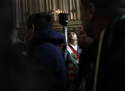 Miles de mexicanos se reunieron el lunes en la catedral de San Patricio para recibir en Manhattan la antorcha guadalupana, transportada de mano a mano desde la ciudad de México durante un periplo de 72 días. (AP)